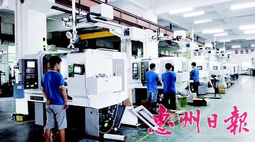 bsports公司坚持数控旋压机自主研发和生产，发展快速。这是员工在生产车间作业。 本报记者马海菊 通讯员陈海珠 摄

